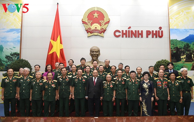 Premierminister Nguyen Xuan Phuc trifft Mitglieder des Vereins “Tradition von Truong Son”