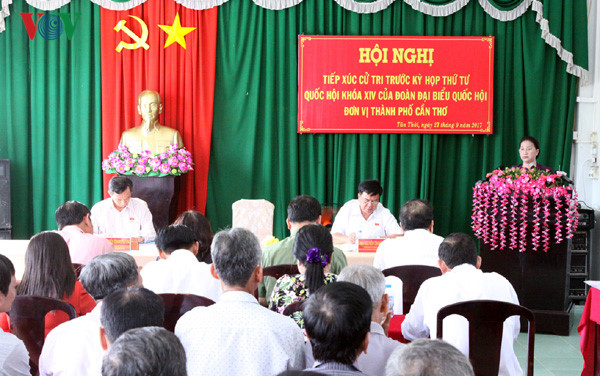 Parlamentspräsidentin Nguyen Thi Kim Ngan trifft Wähler in Can Tho