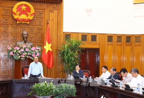 Premierminister Nguyen Xuan Phuc trifft sich mit Leitern vier Provinzen