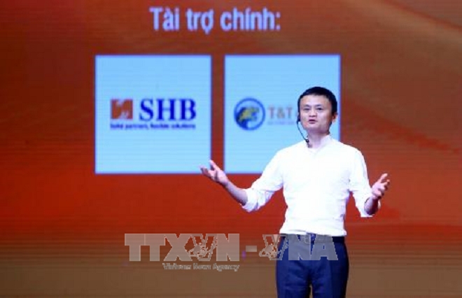 Chinesischer Milliardär Jack Ma spricht mit vietnamesischen Jugendlichen
