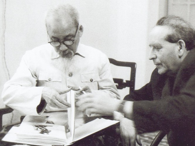 Ausstellung von Bildern und Statuen über Vietnam in Ungarn