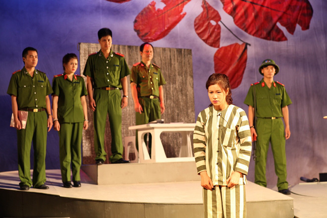 Bühnenfestival über Bild von Volkspolizisten