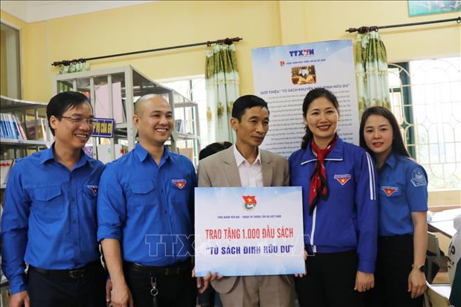 Yen Bai schenkt “Bücherregal Dinh Huu Du”