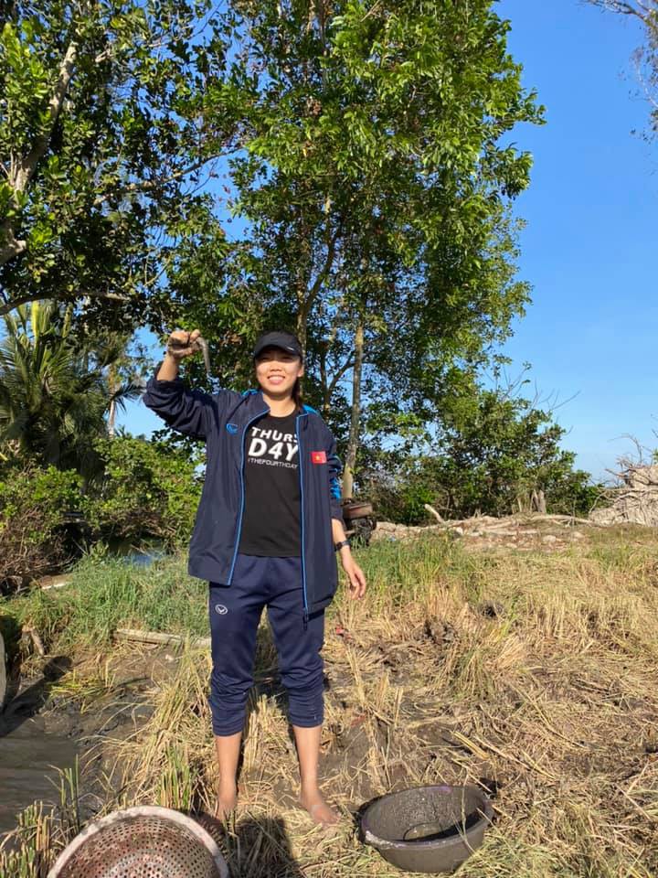 Spielerin der vietnamesischen Frauenfußballmannschaft Huynh Nhu hilft ihrer Familie bei Versalzung durch Meereswasser