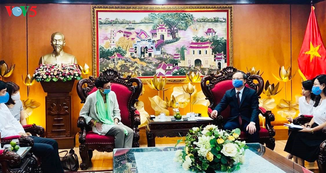 VOV verstärkt Zusammenarbeit mit Argentinien und Norwegen im journalistischen Bereich