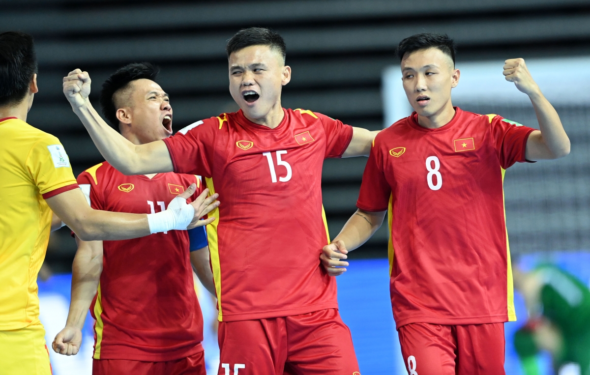 Vietnamesische Futsalspieler sind glücklich, ein Tor gegen Brasilien geschossen zu haben
