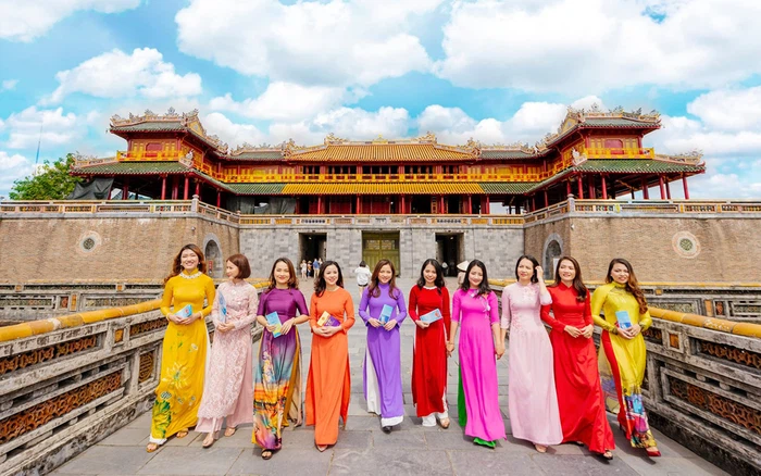 Mehrere Online-Ausstellungen über “Hue – Hauptstadt der vietnamesischen Frauentrachten Ao dai”
