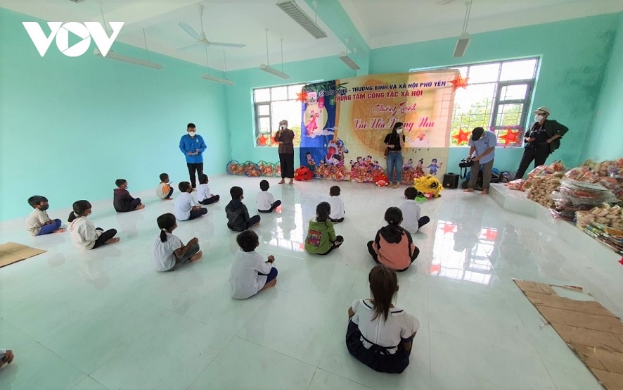 Vollmondfest für Kinder der armen Familien im bergigen Kreis Son Hoa in Phu Yen