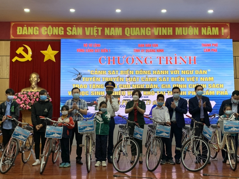 Meerespolizei begleitet Fischer in Quang Ninh