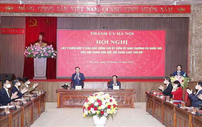 Parlamentspräsident Vuong Dinh Hue nimmt an Konferenz über den verbesserten Gesetzesentwurf der Hauptstadt teil