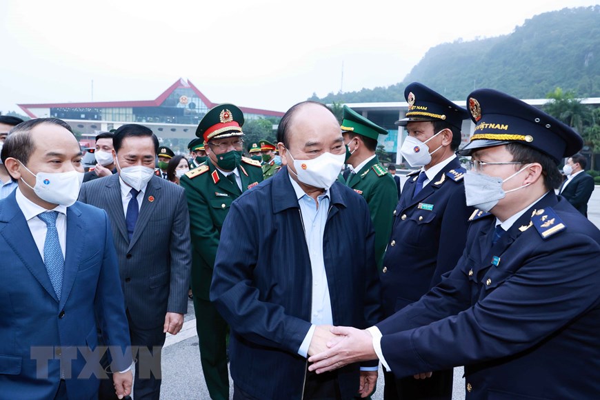 Staatspräsident Nguyen Xuan Phuc besucht den Grenzübergang der Freundschaft