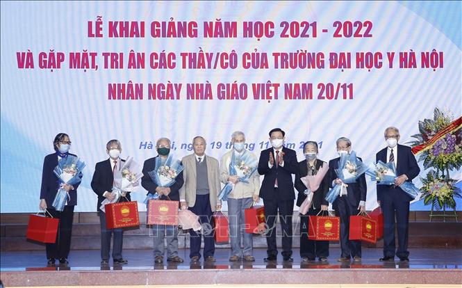 Parlamentspräsident Vuong Dinh Hue trifft Dozentinnen und Dozenten der Medizin-Hochschule Hanoi