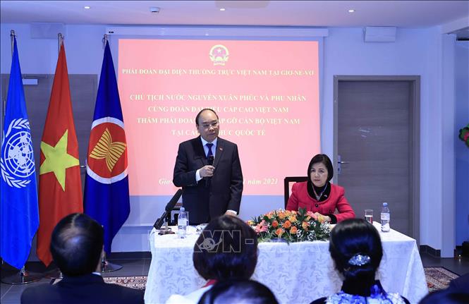 Staatspräsident Nguyen Xuan Phuc trifft Mitglieder der vietnamesischen Vertretung in Genf