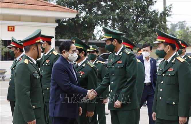 Premierminister Pham Minh Chinh beglückwünscht die bewaffneten Streitkräfte
