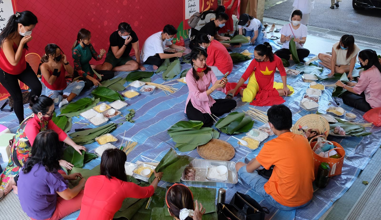 Wettbewerb zum Wickeln von Chung-Kuchen der Vietnamesen in Singapur