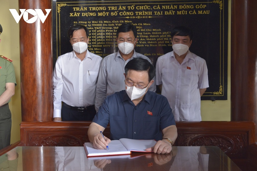 Parlamentspräsident Vuong Dinh Hue besucht Soldaten in U Minh 2 im vietnamesischen Mekong Delta