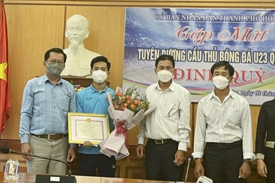 Hoi An würdigt U23-Fußballer Dinh Quy