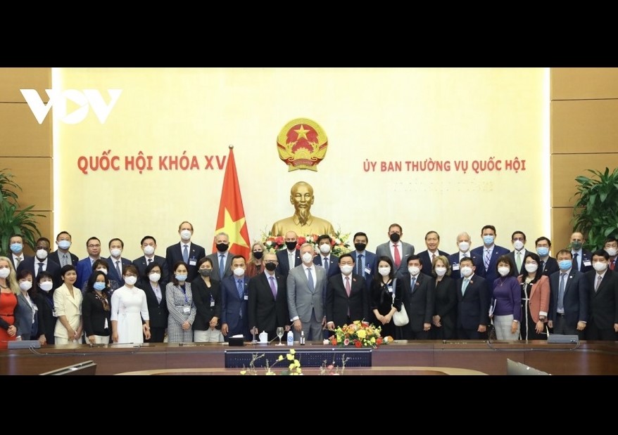 Parlamentspräsident Vuong Dinh Hue empfängt Delegation von Unternehmern der USA-ASEAN