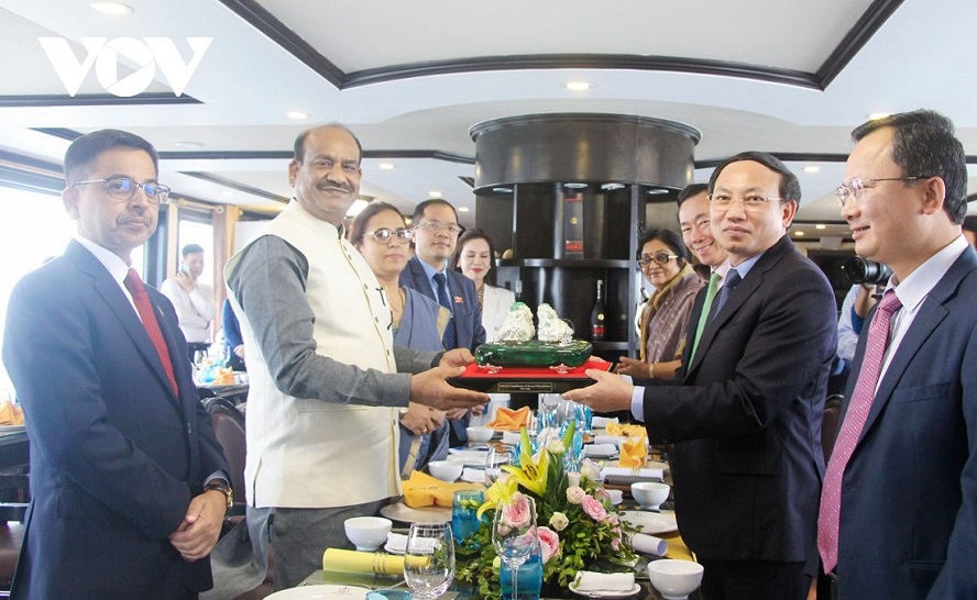 Präsident des indischen Unterhauses Om Birla besucht Halong-Bucht