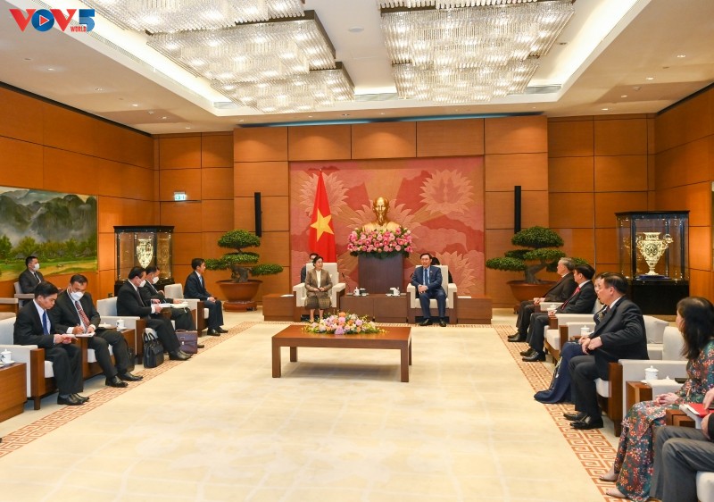 Parlamentspräsident Vuong Dinh Hue empfängt Präsidentin des Obersten laotischen Gerichtshofes