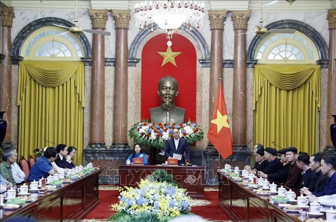 Staatspräsident Nguyen Xuan Phuc trifft Menschen mit hohem Ansehen der Volksgruppen in Tuyen Quang