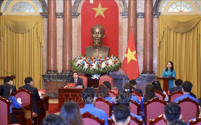 Vizestaatspräsidentin Vo Thi Anh Xuan trifft hervorragende Jugendliche der Zentralunternehmen