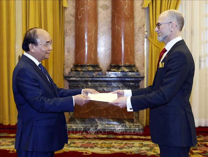 Staatspräsident Nguyen Xuan Phuc empfängt Botschafter aus der Ukraine und Kanada