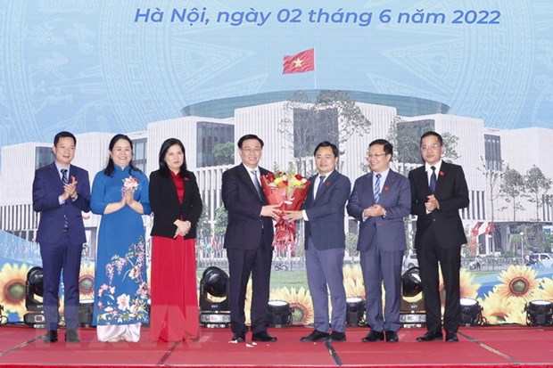Parlamentspräsident Vuong Dinh Hue trifft junge Abgeordnete