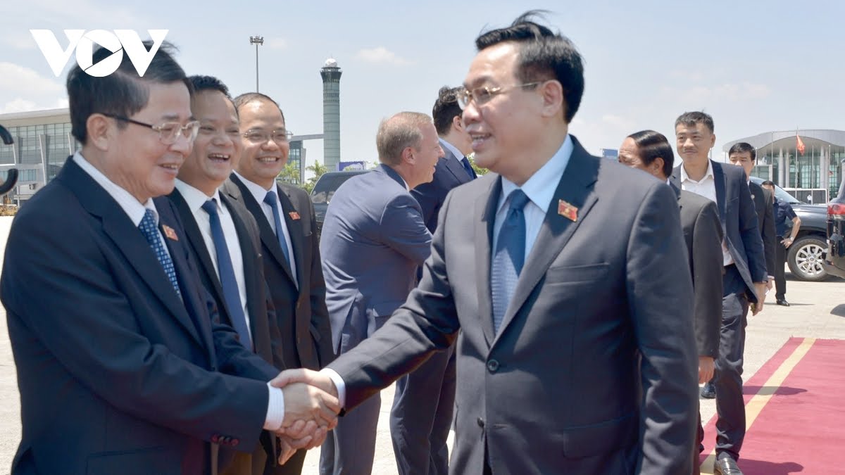 Parlamentspräsident Vuong Dinh Hue beginnt seinen Besuch in Ungarn