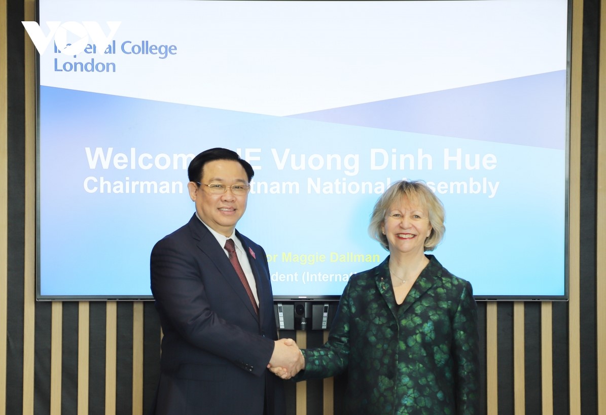 Parlamentspräsident Vuong Dinh Hue trifft Leitung von Imperial College London