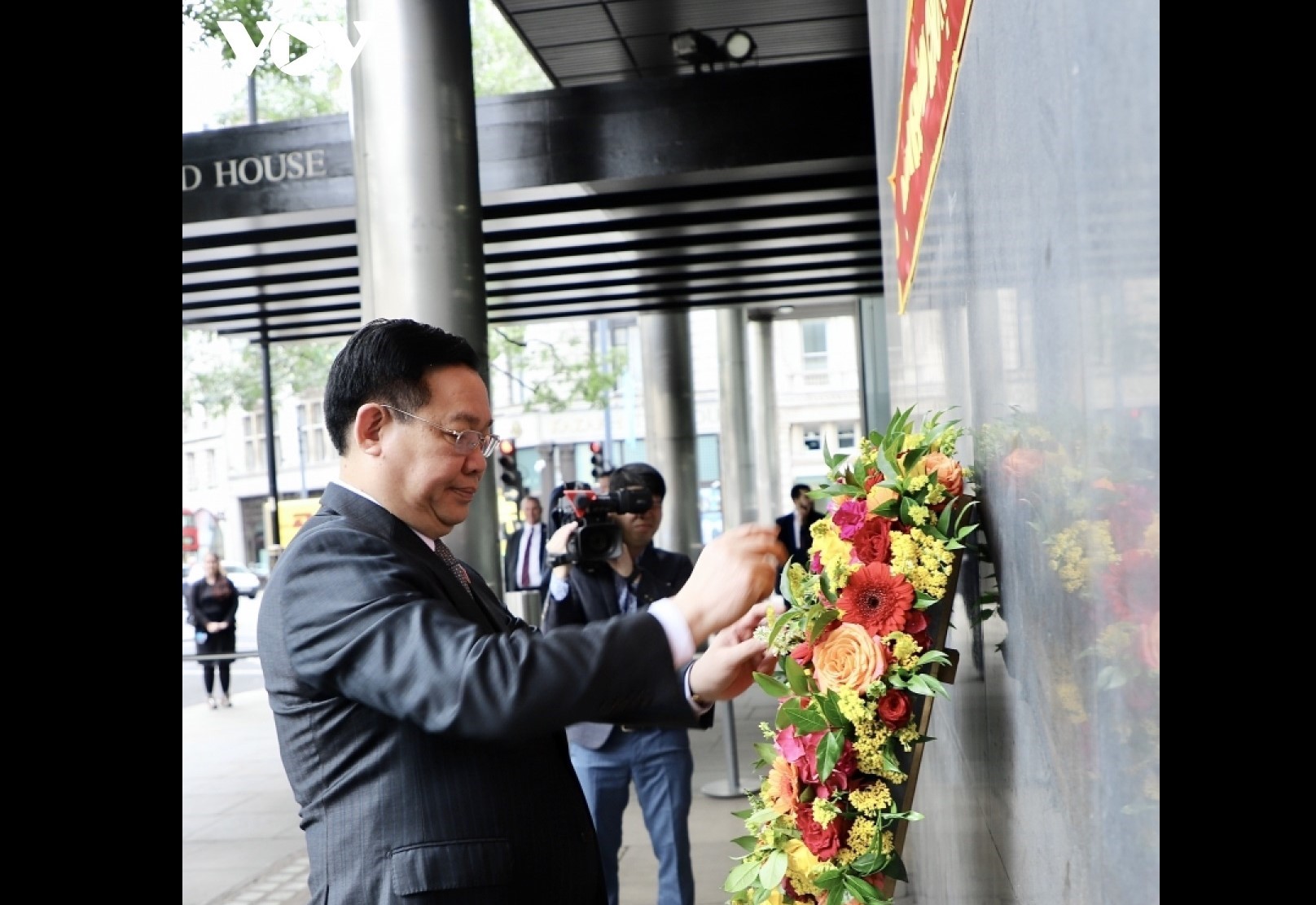 Parlamentspräsident legt Blumenkranz in London zum Andenken an Präsident Ho Chi Minh nieder
