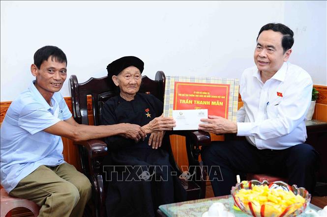 Vizeparlamentspräsident Tran Thanh Man überreicht Helden-Müttern Vietnams in Cao Bang Geschenke