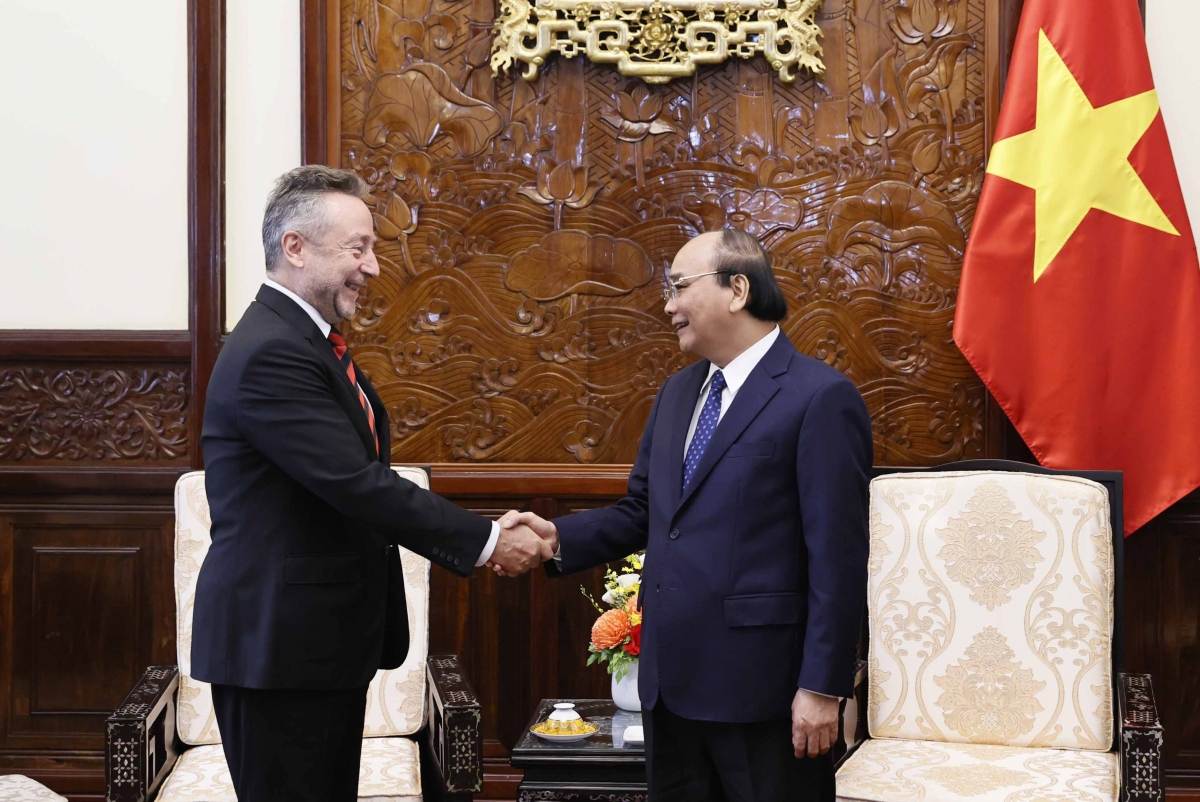 Staatspräsident Nguyen Xuan Phuc empfängt scheidende Botschafter der Länder
