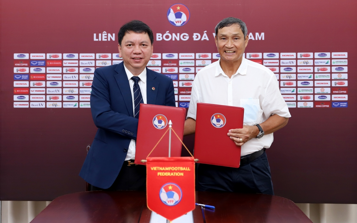 Trainer der vietnamesischen Fußballmannschaft der Frauen Mai Duc Chung verlängert Vertrag mit VFF