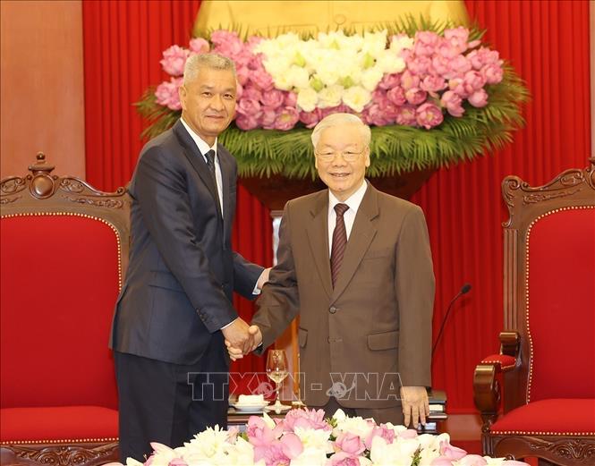 KPV-Generalsekretär Nguyen Phu Trong empfängt den Parteisekretär der laotischen Hauptstadt Vientiane