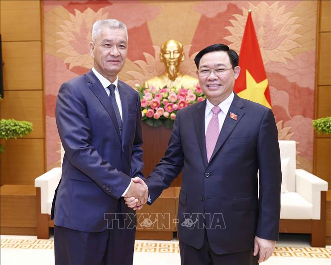 Parlamentspräsident Vuong Dinh Hue empfängt Parteisekretär der laotischen Hauptstadt VIentiane