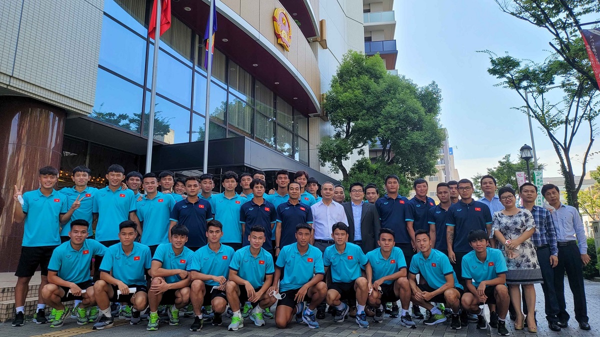 Vietnamesische U20-Fußballmannschaft besucht Generalkonsulat in Japan