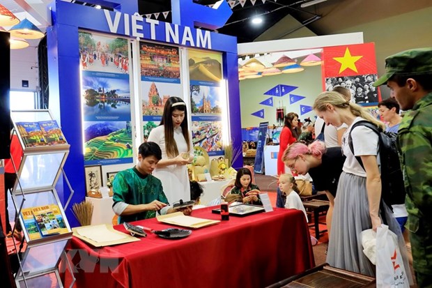 Internationale Freunde erleben vietnamesische Kultur bei Army Games 2022