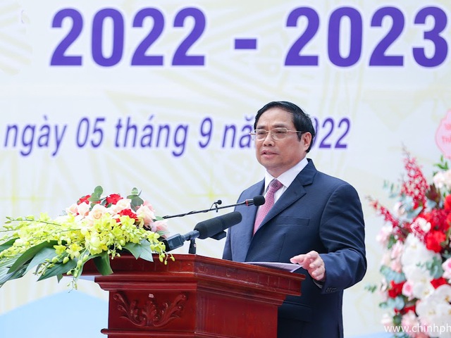 Staatspräsident Nguyen Xuan Phuc und Premierminister Pham Minh Chinh nehmen am Schulanfang teil