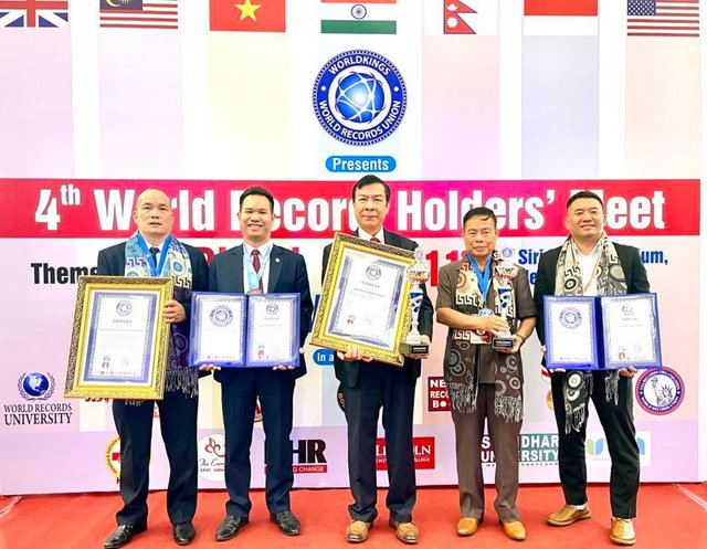 Held der Arbeit Nguyen Quang Mau erhält Ehrenamt und Professorentitel der Weltrekorde-Universität