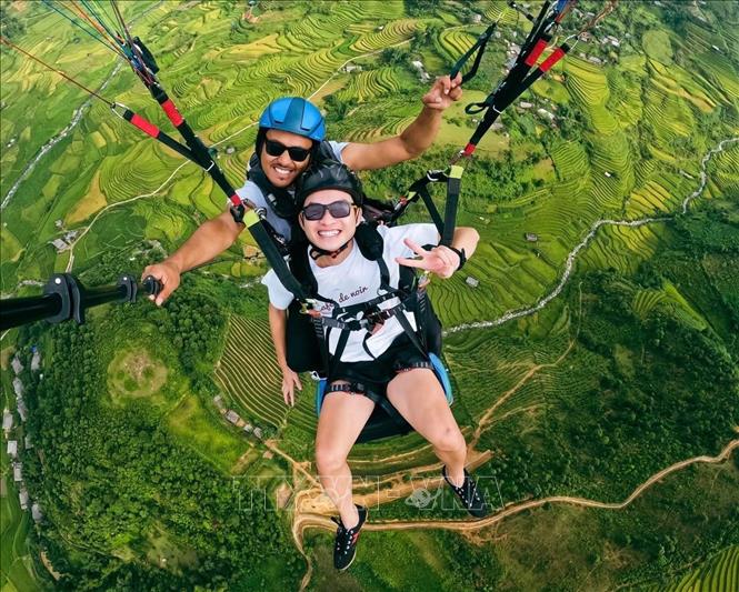 100 Piloten nehmen an Gleitschirm-Festival in Khau Pha teil