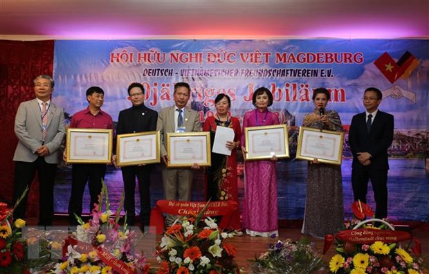 Mitglieder der deutsch-vietnamesischen Freundschaftsgesellschaft in Magdeburg helfen sich gegenseitig