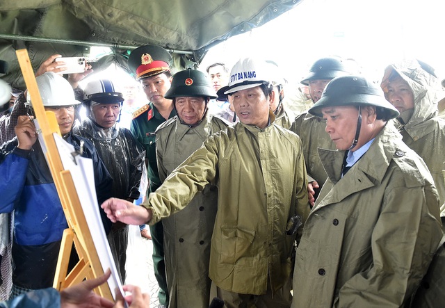 Staatspräsident Nguyen Xuan Phuc besucht Danang nach dem Taifun Sonca