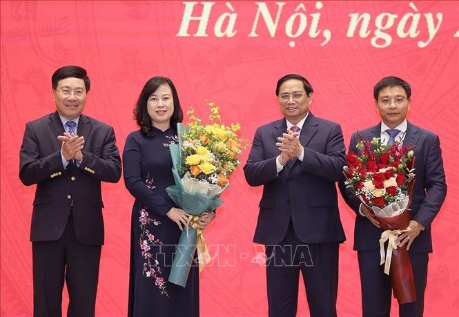 Premierminister Pham Minh Chinh überreicht Entscheidung an Gesundheitsministerin und Verkehrsminister
