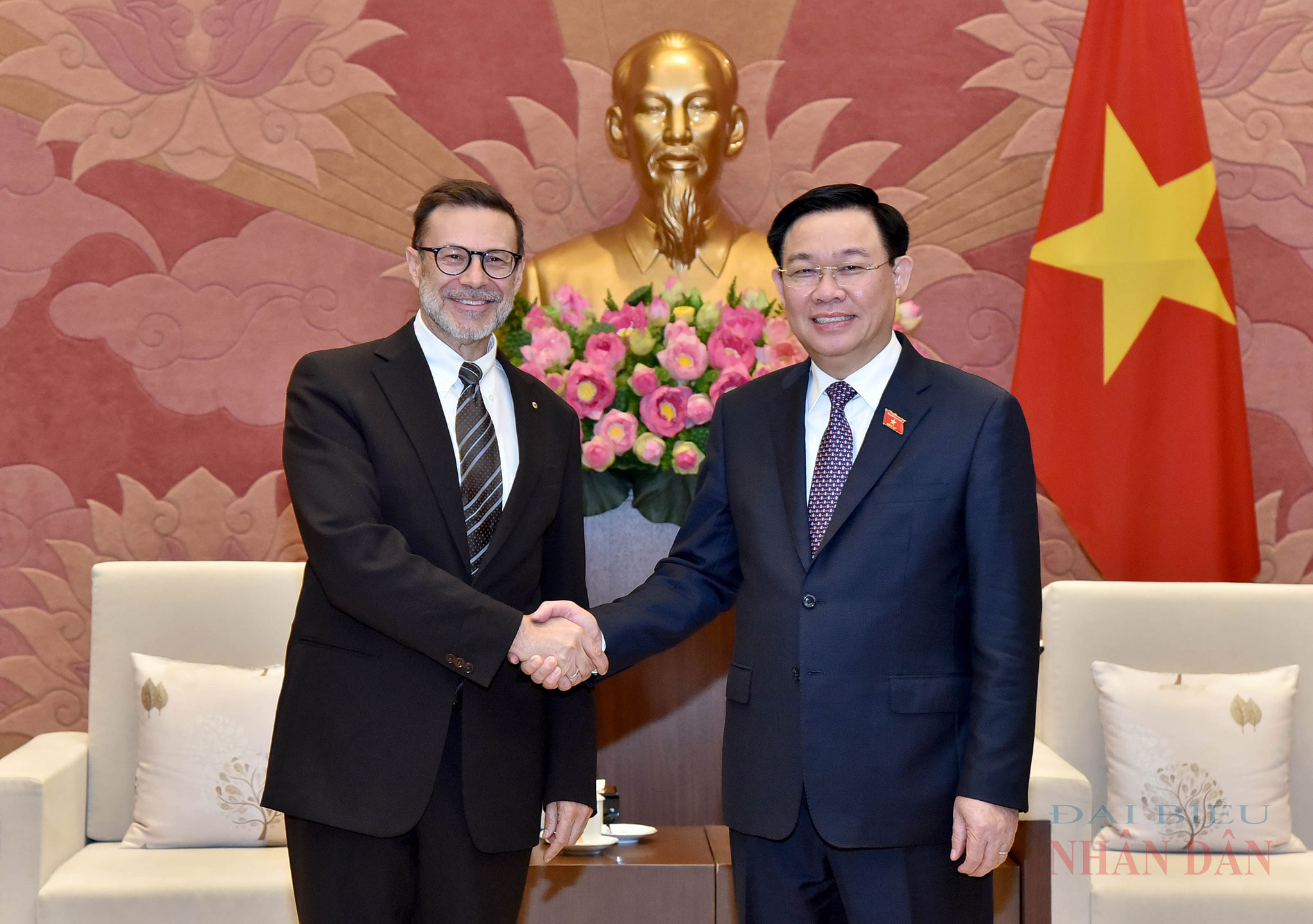 Parlamentsspräsident Vuong Dinh Hue empfängt neuen australischen Botschafter in Vietnam