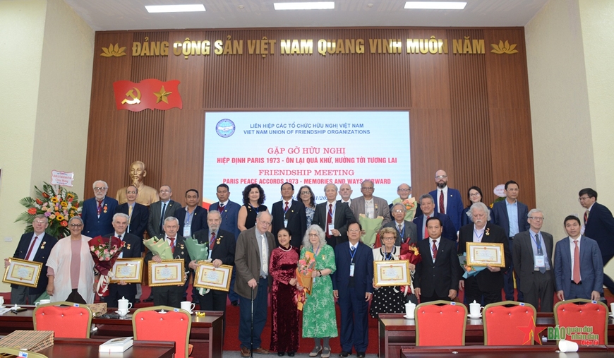 Internationale Bewegungen zur Unterstützung der Unterzeichnung des Pariser Abkommens über Vietnam