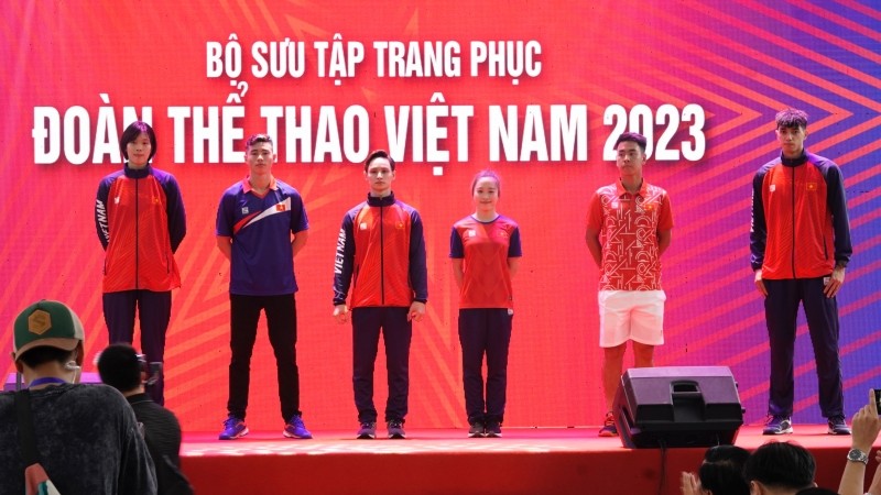 Präsentation von Trikots der vietnamesischen Sportgelegation bei SEA Games 32