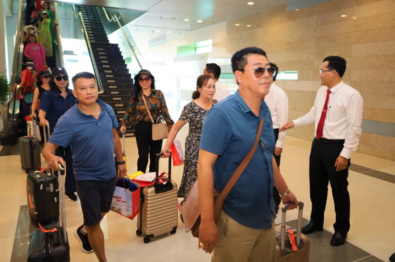 Eröffnung der Fluglinie Can Tho-Van Don: Handelschancen für beide Regionen