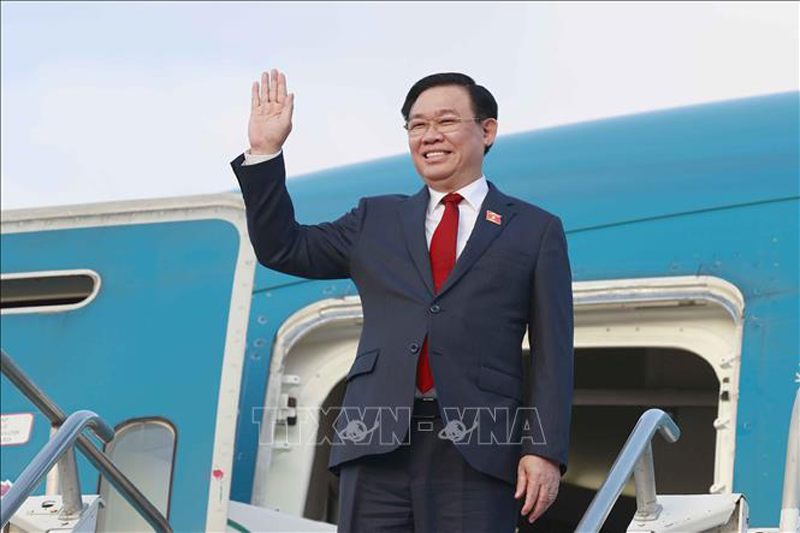 Parlamentspräsident Vuong Dinh Hue besucht Uruguay