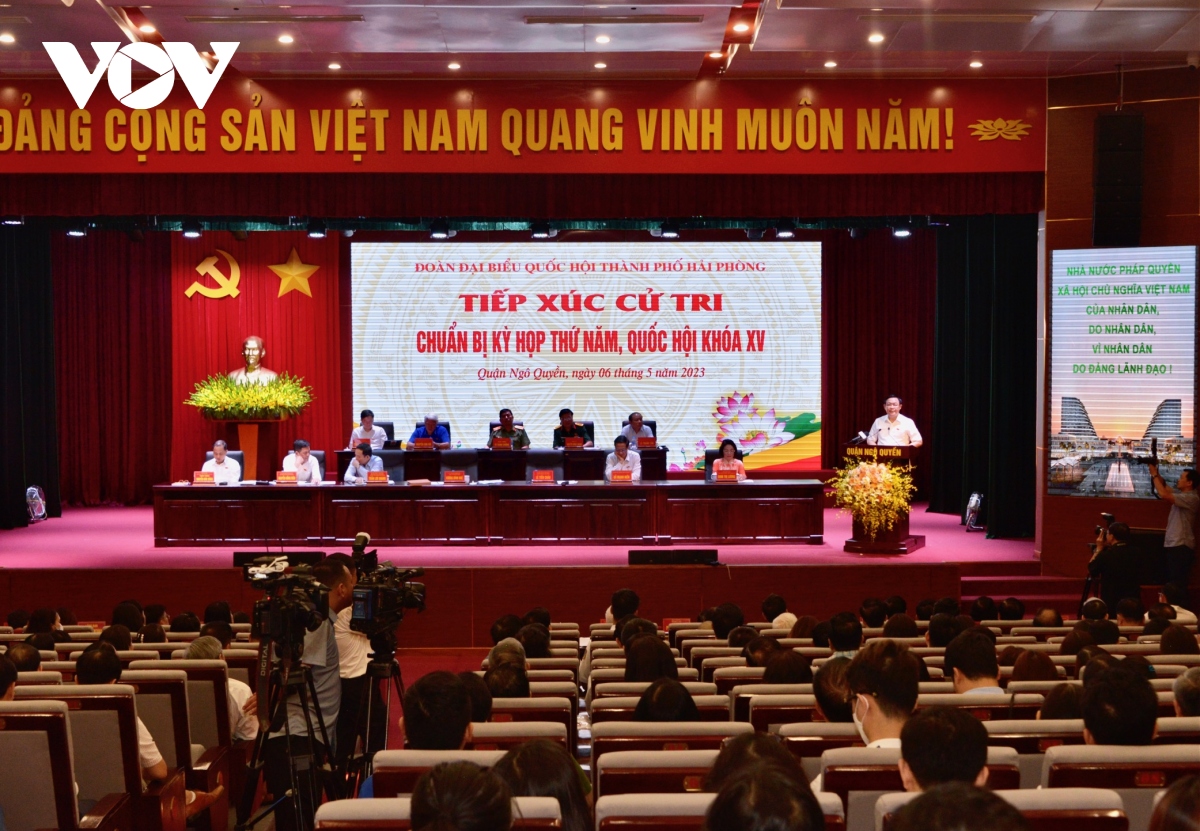 Parlamentspräsident Vuong Dinh Hue trifft Wähler in Hai Phong